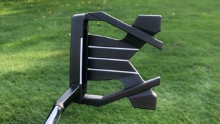 Wilson Staff Infinite Buckingham Putter about to putt